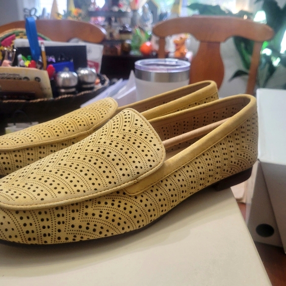 NYDJ Ladies Perforated Loafers Denver Suede - HONEY Gold Size 8 - Picture 2 of 5